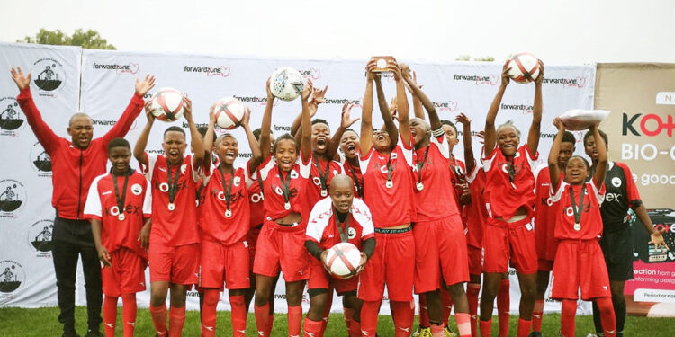 Ezase’sthupeni lift Heritage Cup