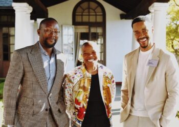 Thato Toeba receives the 2025 FNB Art Prize