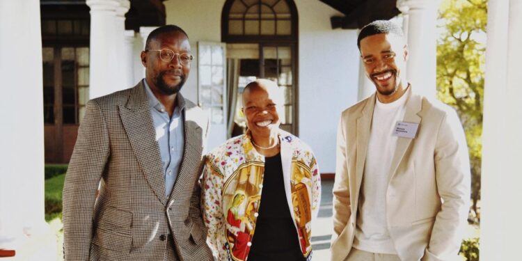 Thato Toeba receives the 2025 FNB Art Prize